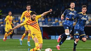 Paren la guerra, piden Napoli y Barça con una pancarta