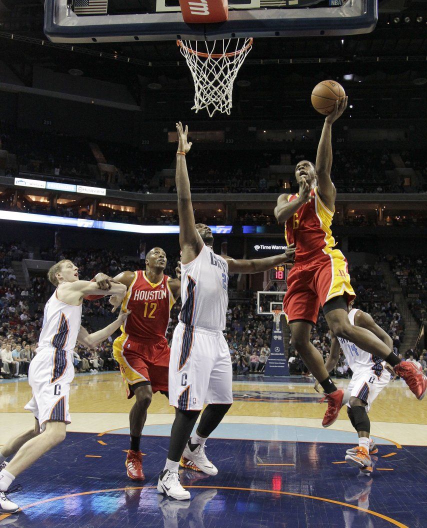 Harden anota 31 y Rockets vencen a Bobcats