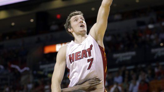 Dragic brilla al final y Heat supera a Hornets