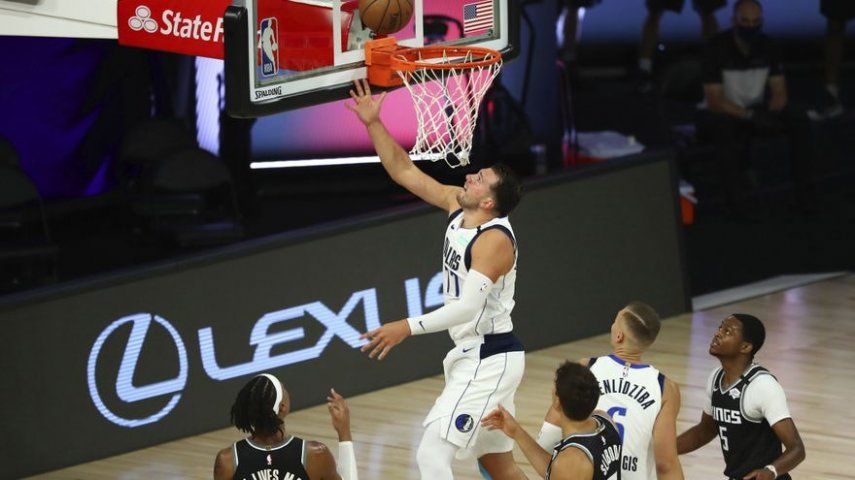Triple-doble histórico de Doncic, Mavs derrotan a Kings