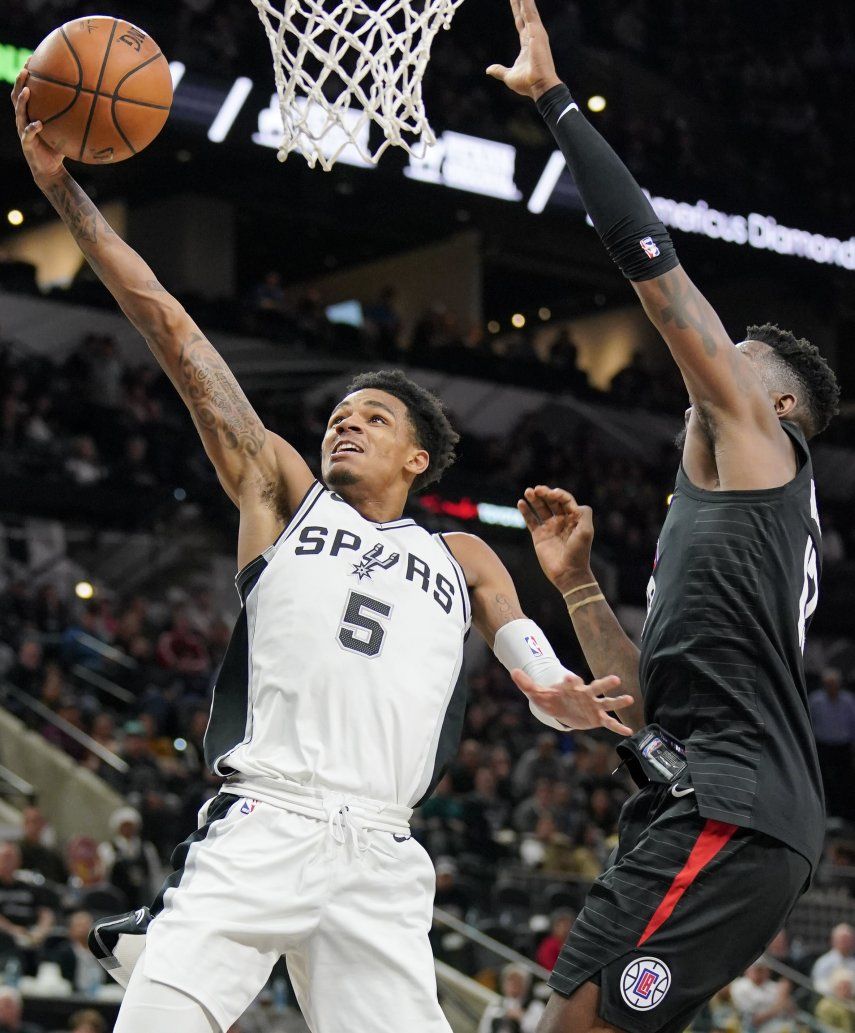 Leonard debuta como local; Spurs doblegan a Clippers