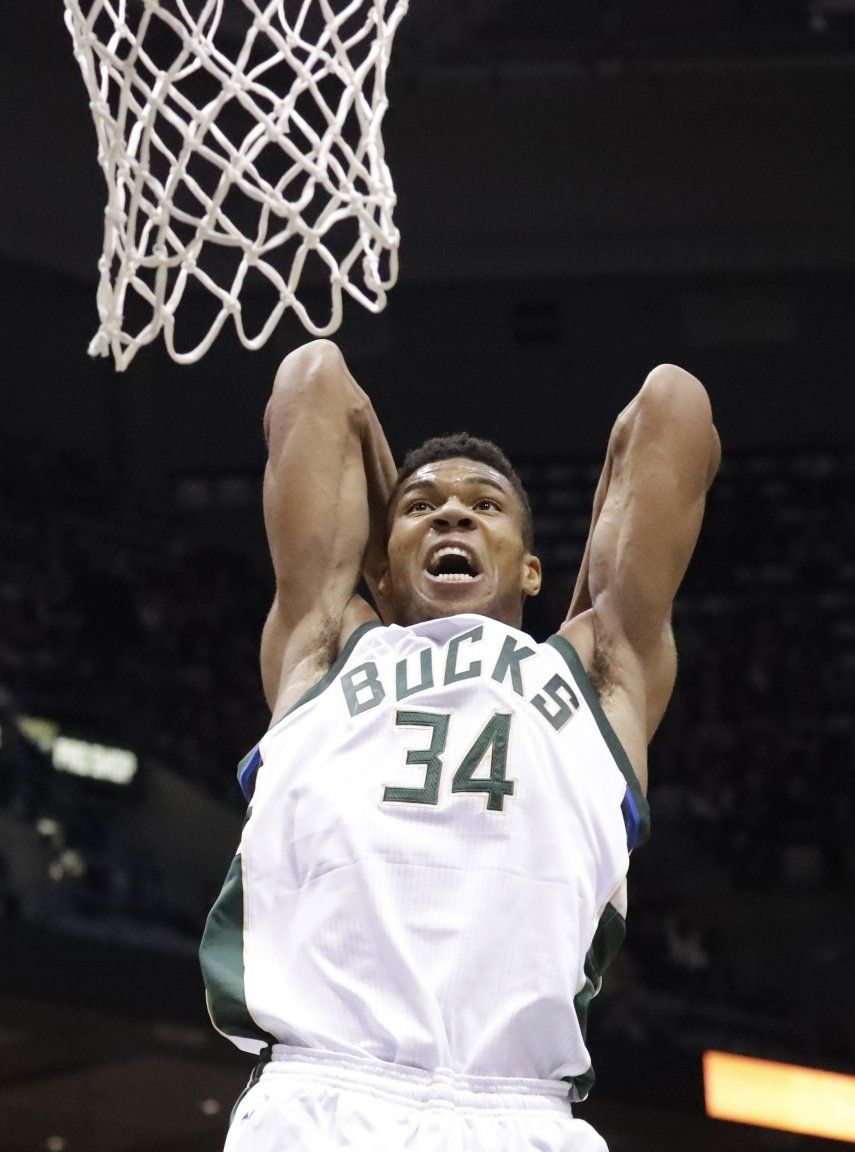 Antetokounmpo brilla y Bucks aplastan sorpresivamente a Cavs