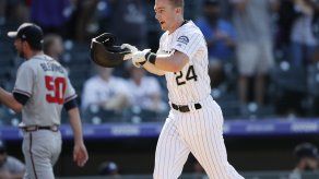 Con jonrón de McMahon en la 9na; Rockies vencen a Bravos