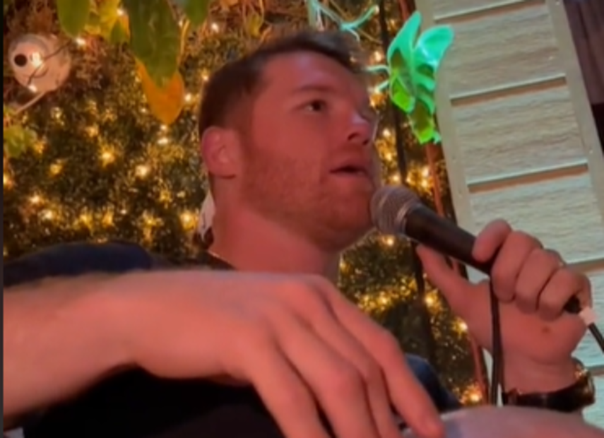 Canelo Álvarez le canta a su esposa en fiesta de fin de año
