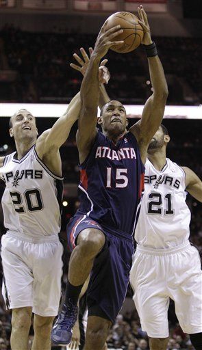 Spurs derrotan con canastas de tres puntos a los Hawks
