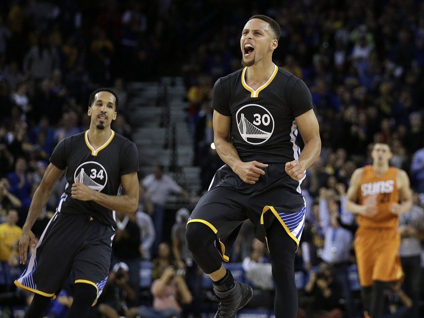 Warrios remontan ante Suns con gran último cuarto de Curry