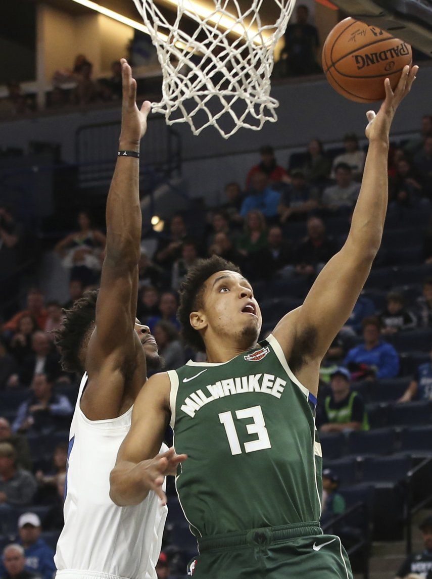 Middleton encabeza a Bucks en paliza 125-95 a Timberwolves