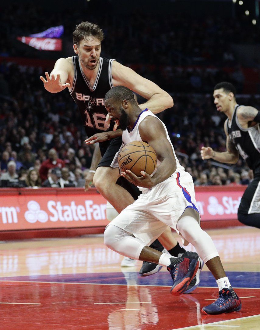 Suplentes dan a Clippers victoria en casa sobre Spurs