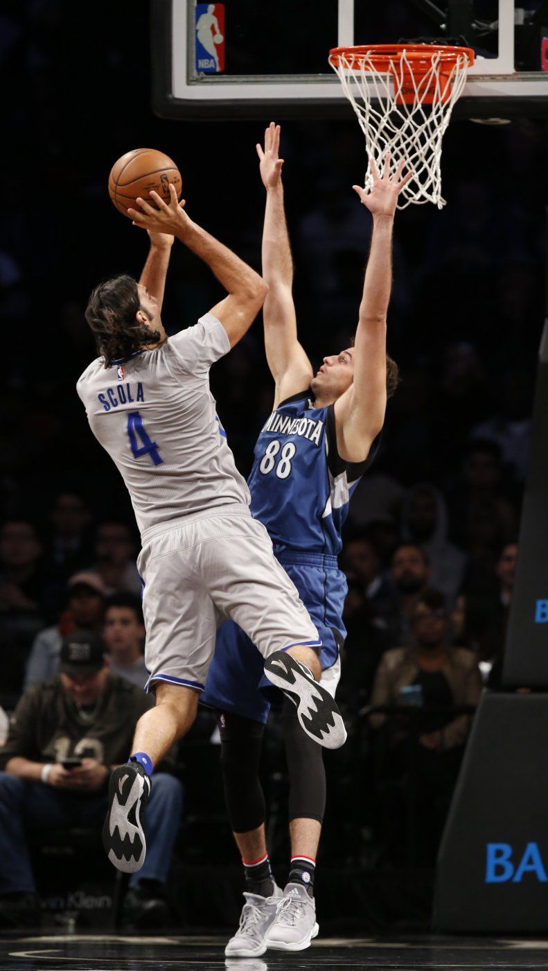 Nets vencen a Wolves, que no pueden ganar de visita