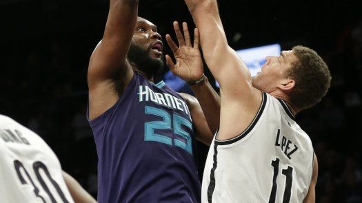 Walker y Jefferson extienden racha victoriosa de Hornets