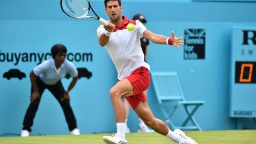 Djokovic se muestra intratable en su debut sobre la hierba de Queens