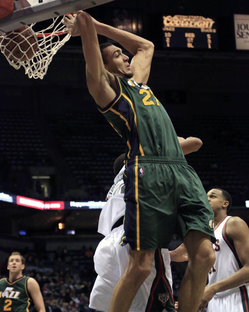 Hayward anota 24 puntos y Jazz se aferra al triunfo