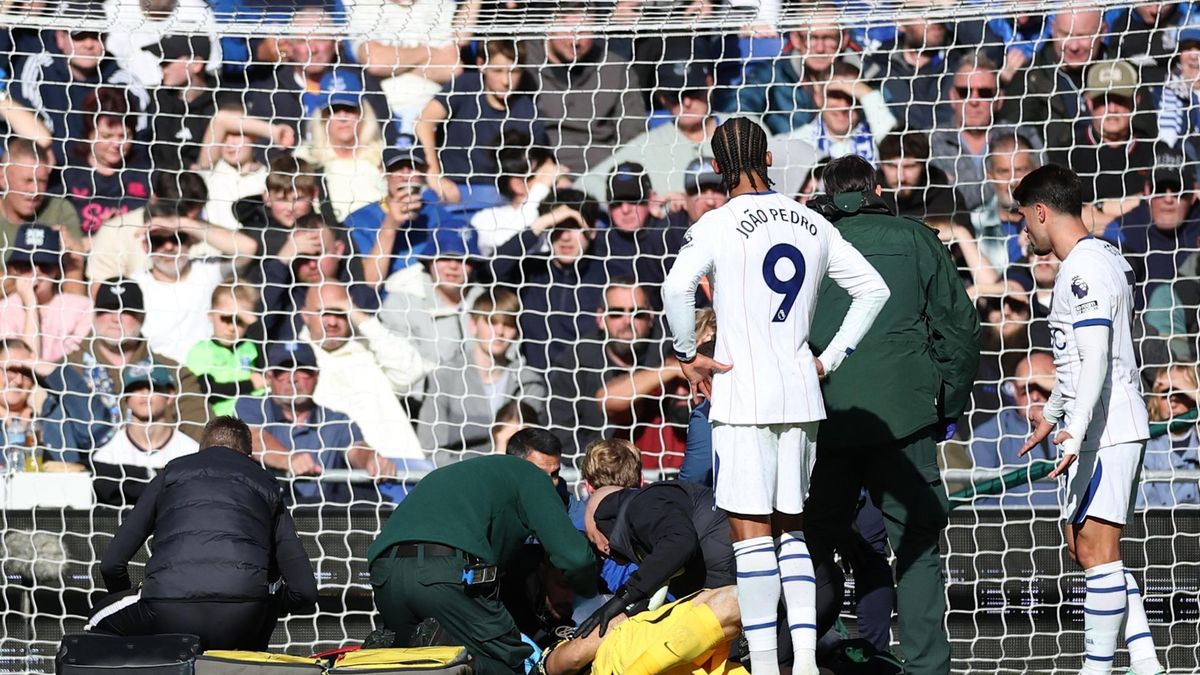 Chelsea gana con doblete de Pedro Neto y Dibu Martínez sale lesionado en camilla