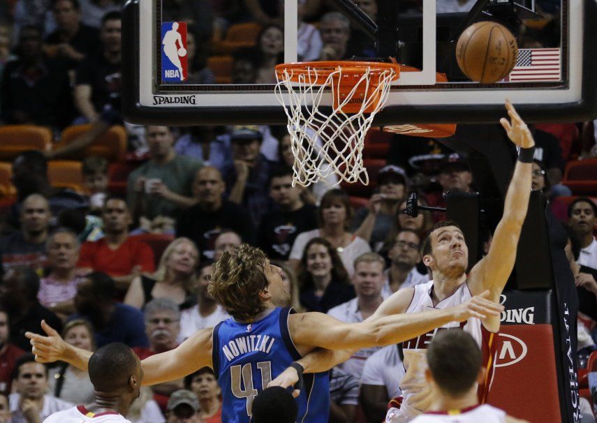 Whiteside aporta 25 puntos por Heat para superar a Mavericks