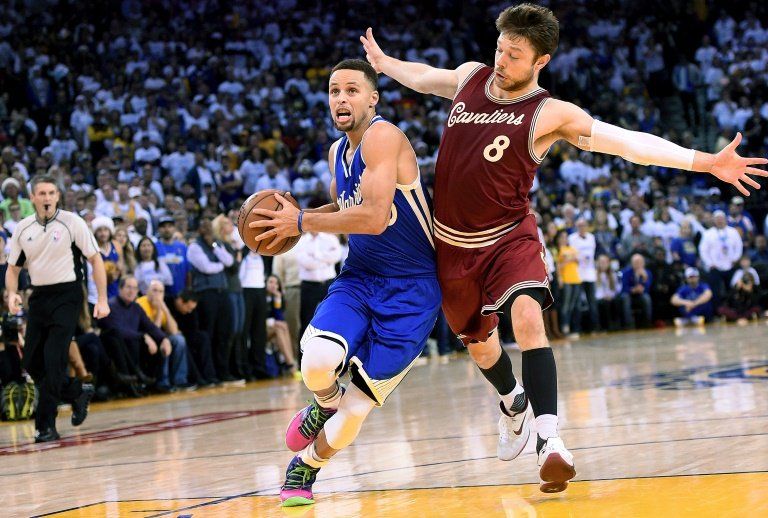 Stephen Curry sigue como líder anotador en la NBA