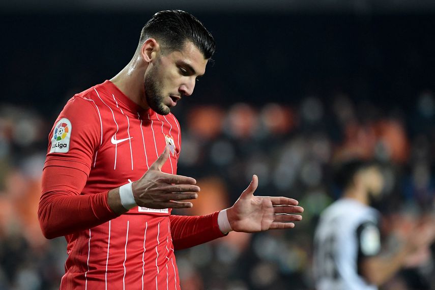 Rafa Mir es sancionado por el Valencia CF tras acusaciones de agresión sexual