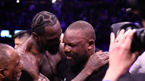 Deontay Wilder y Derek Chisora protagonizaron momento nunca antes visto en el ring en Greenwich