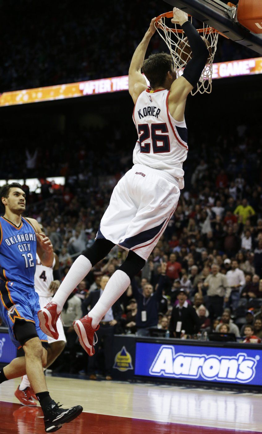James anota 25, Cavaliers aplastan a Hornets