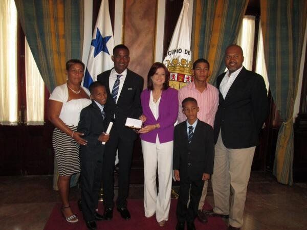 Árbitro Roberto Moreno recibe las Llaves de la Ciudad