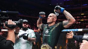 UFC: Alex Pereira derrota por KO a Procházka para coronarse campeón semicompleto