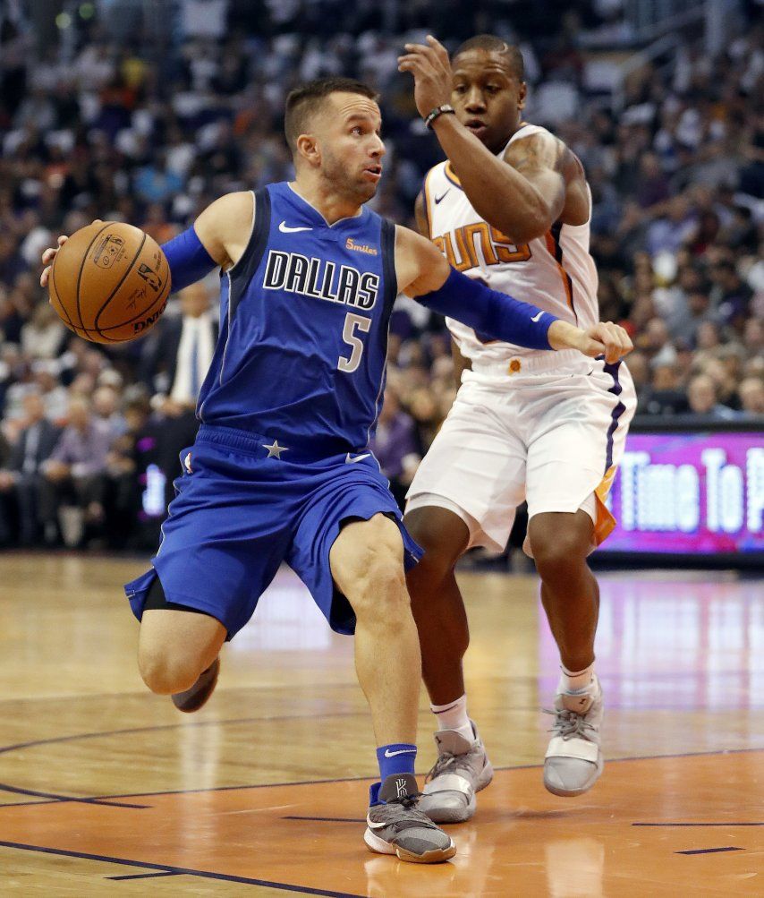 Ataque tardío de Booker impulsa a Suns ante Mavericks