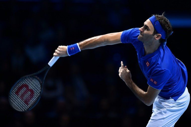 Federer vence a Anderson y avanza como primero a semifinales del Masters