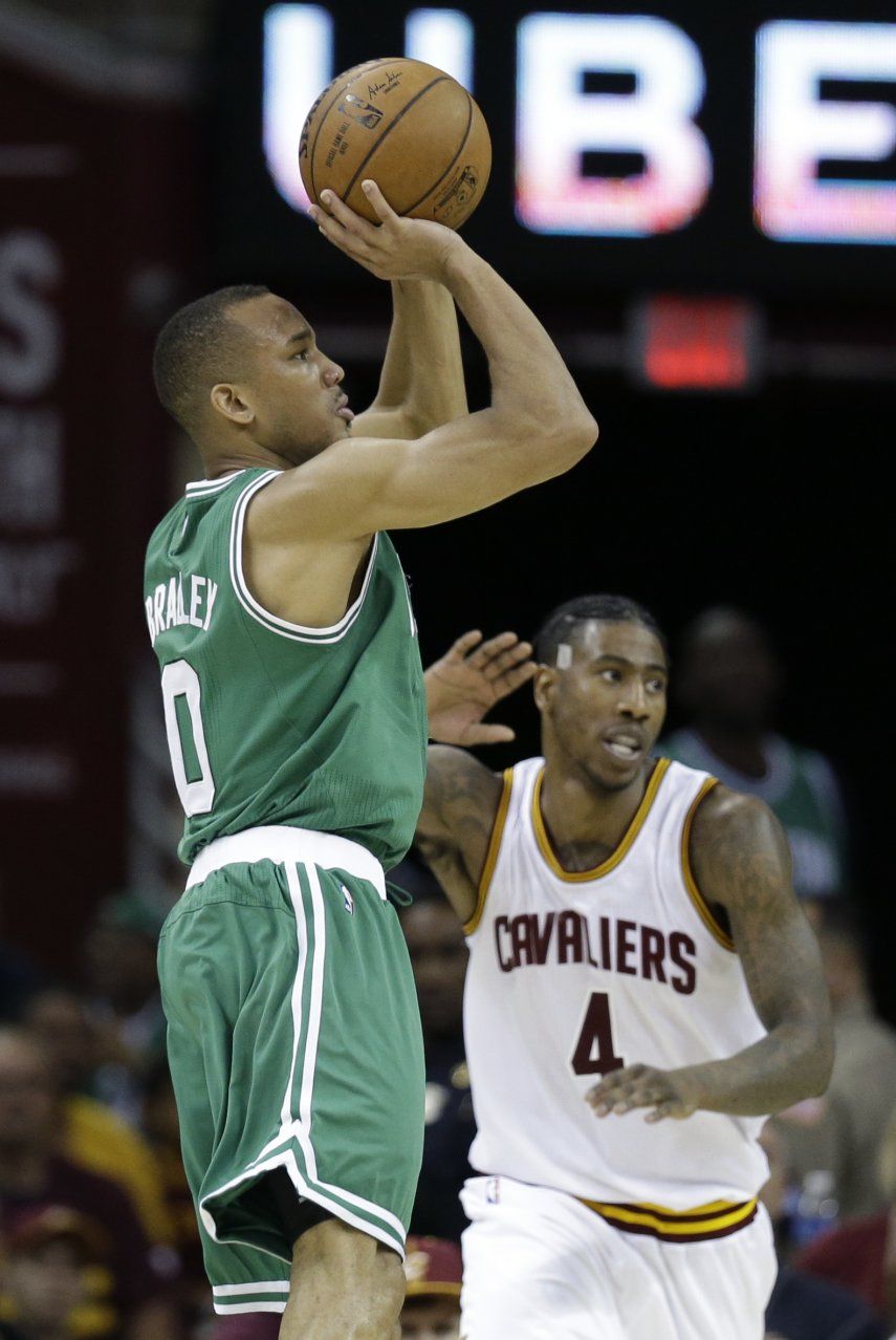 Bradley consigue triple y Celtics ganan 111-108 a Cavaliers