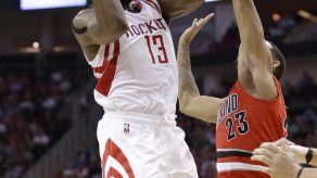 James Harden de los Rockets sigue como líder de anotadores en NBA