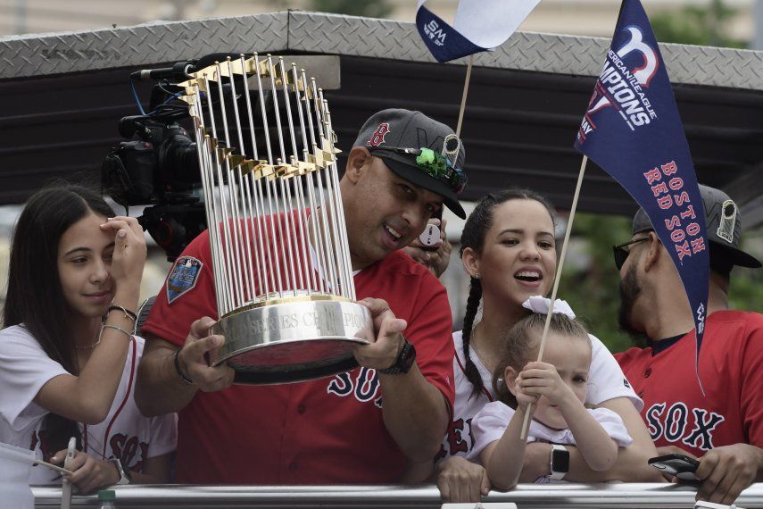 Alex Cora recibido con júbilo en Puerto Rico