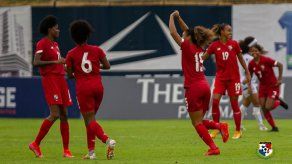 María Guevara, de la selección femenina de Panamá, celebra tras anotar ante República Dominicana.