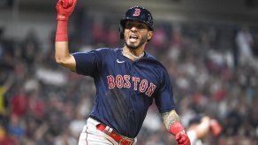 Jonathan Araúz pega su primer cuadrangular del año