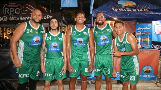 El equipo de los Warriors en la jornada inaugural de Media Cancha