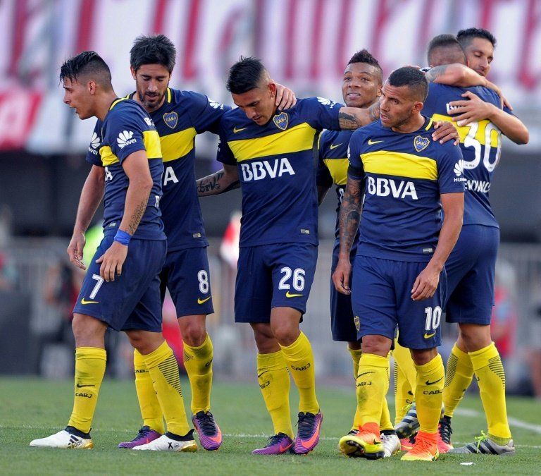 Con Tevez iluminado, Boca derrota a River 4-2 y es líder en Argentina