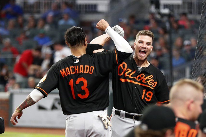 Machado jonronea y Orioles ganan 10-7 a Bravos; 15 innings