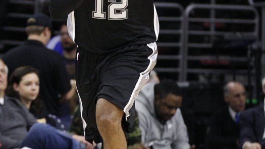 Sin 3 figuras, Spurs abochornan a 76ers