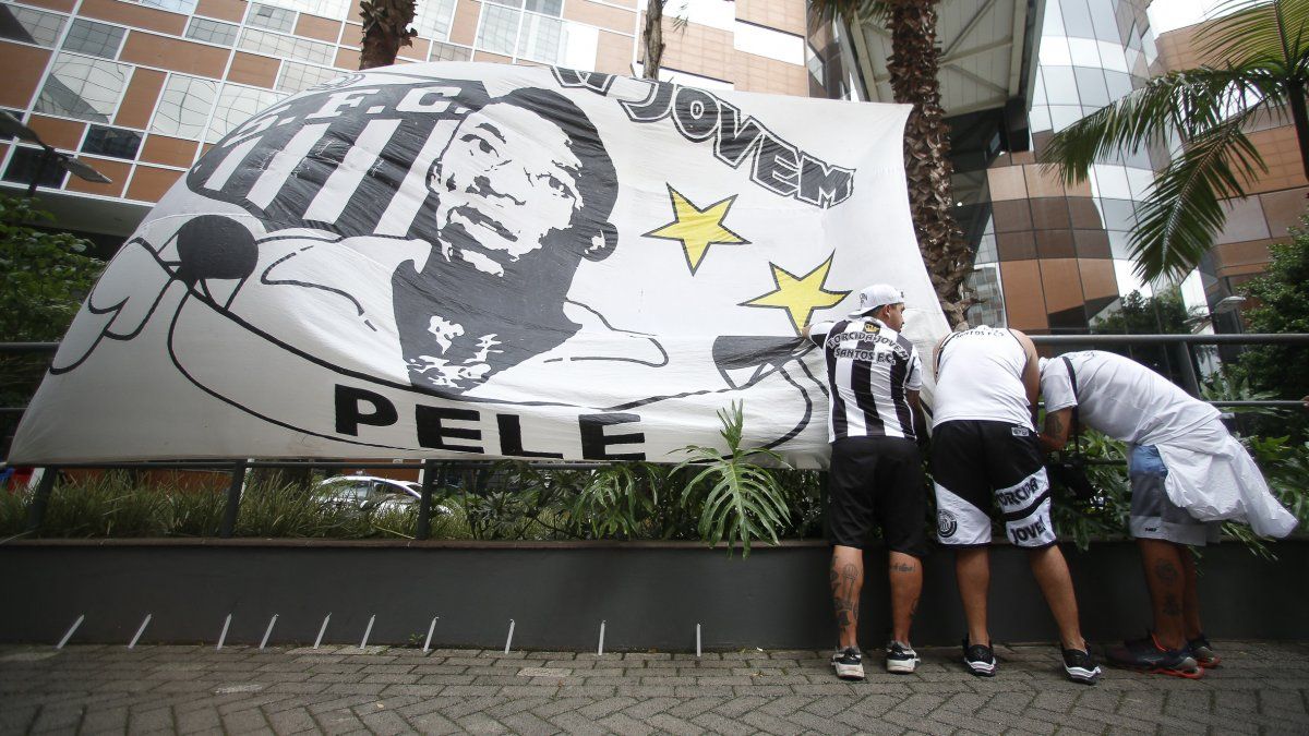 Fanáticos se congregan por rezar por Pelé 