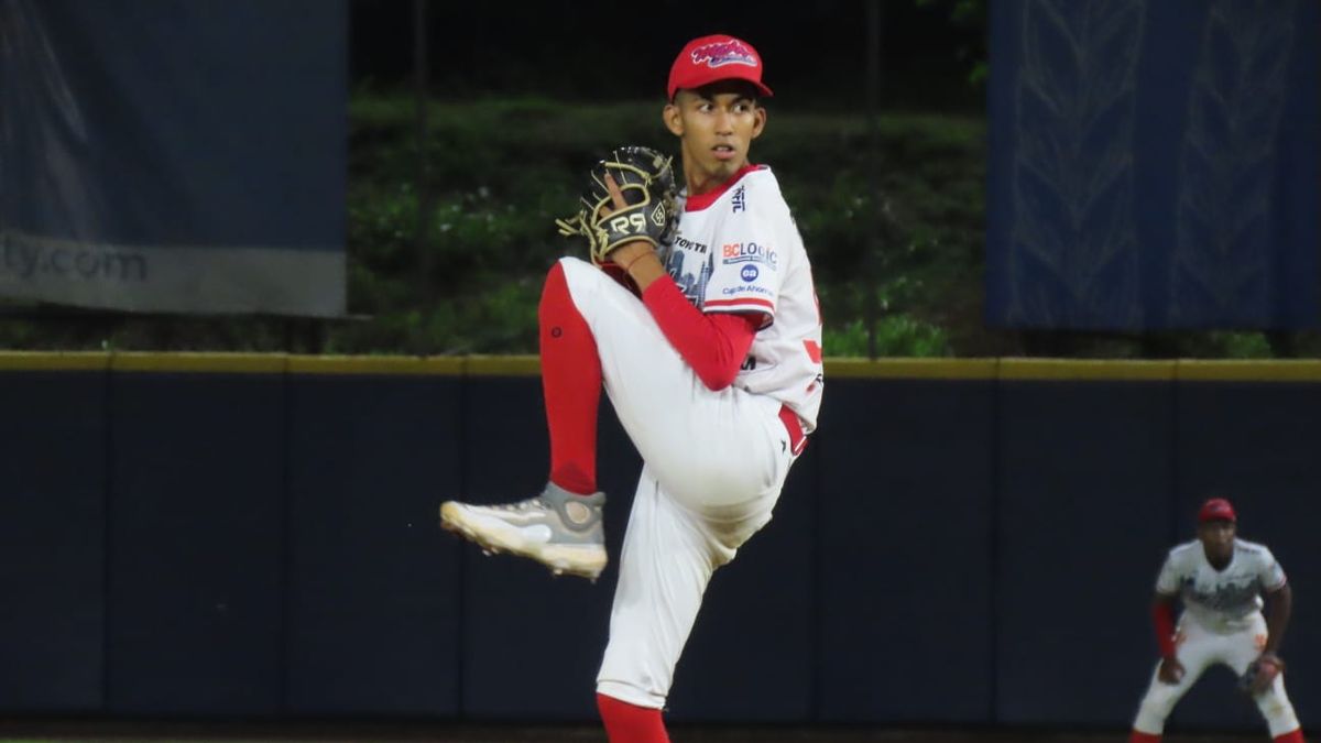 Béisbol Juvenil 2026: Metro consigue primer triunfo en semifinales de la mano de Fabián Carrera