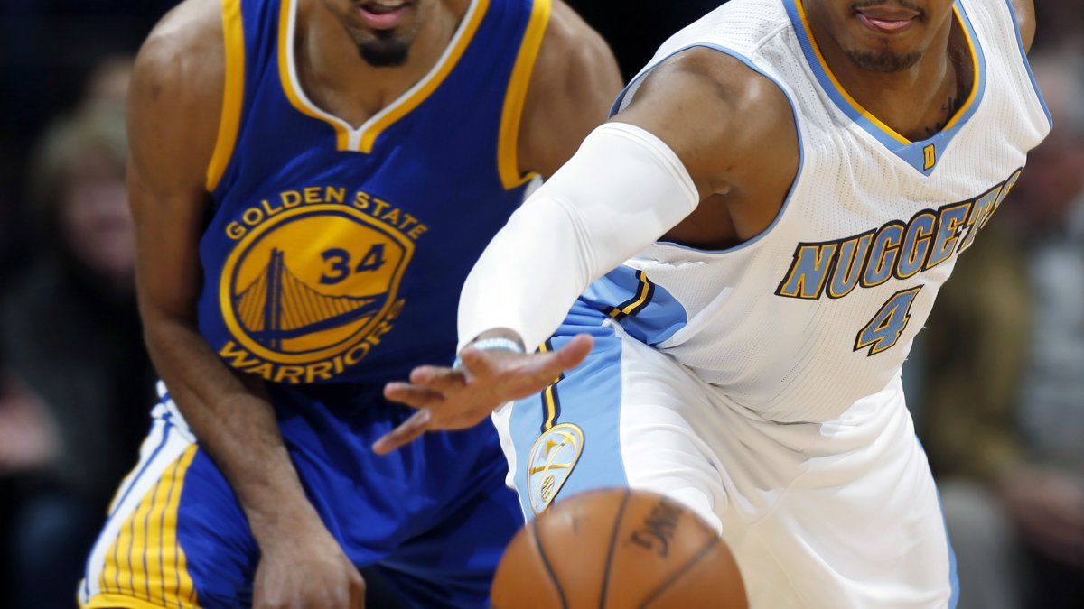 Nuggets viene de atrás y vence a los mermados Warriors