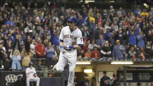 Yelich suena 2 jonrones, Milwaukee alcanza punta en división