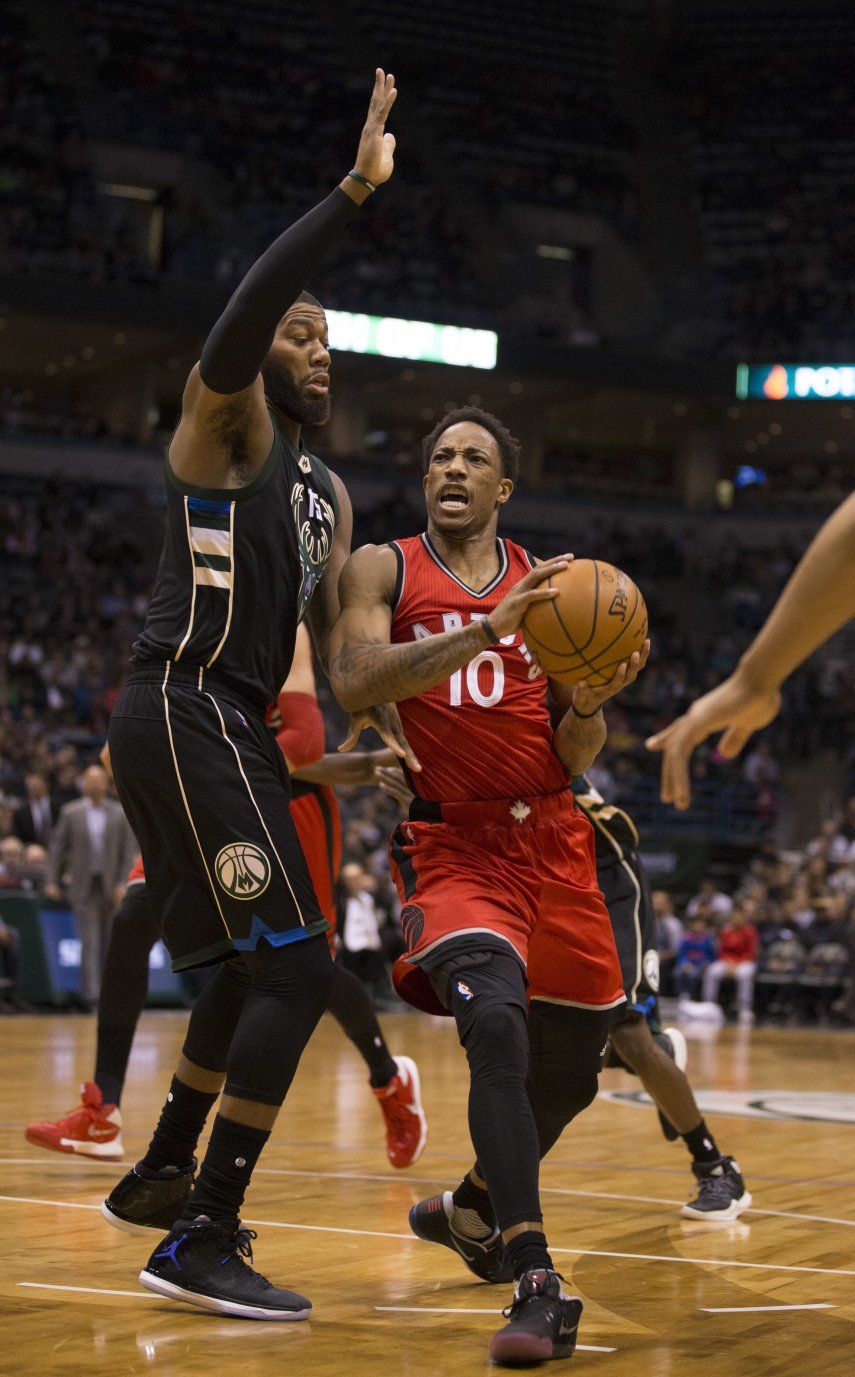 DeRozan anota 26 puntos y Raptors vencen 105-99 a Bucks