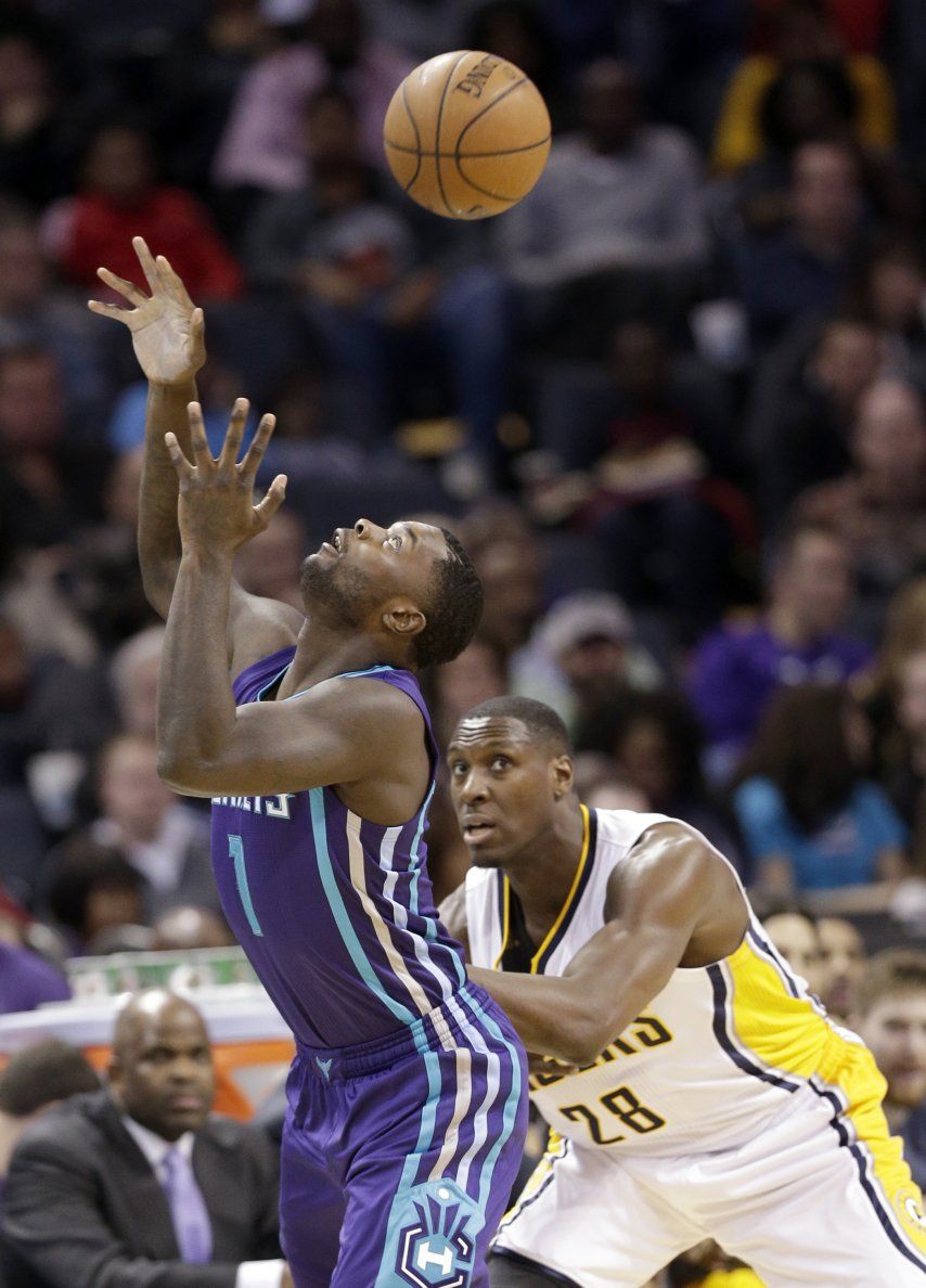 Henderson lidera victoria de Hornets ante Pacers en TE