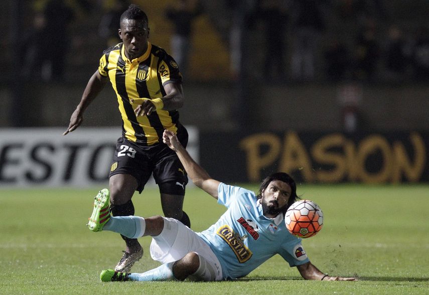 Peñarol remonta y deja fuera a Cristal en el Grupo 4