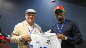 Samuel Etoo recibe camiseta de la Selección de Panamá&nbsp;