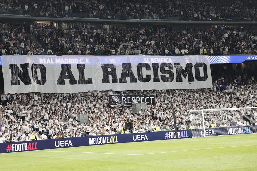 El estadio Santiago Bernabéu apoya a Vinicius con cartel No al racismo
