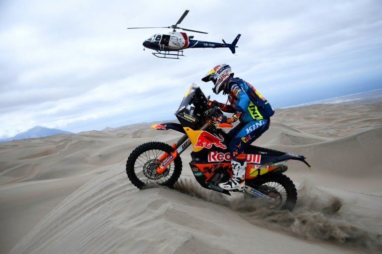 Quintanilla retoma liderato del Dakar en motos, Loeb acecha en autos