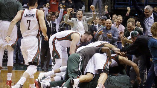 Triple agónico de Middleton da triunfo a Bucks