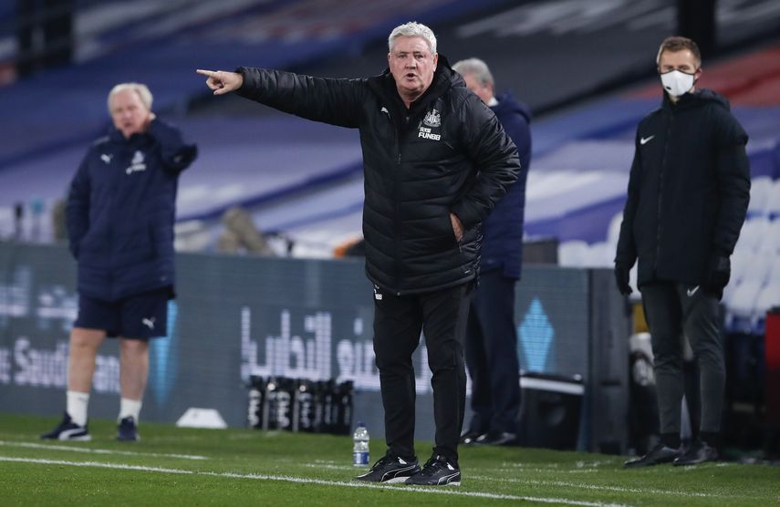 Steve Bruce queda fuera del Newcastle