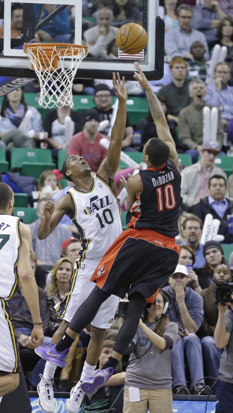 DeRozan y Valanciunas ayudan a Raptors
