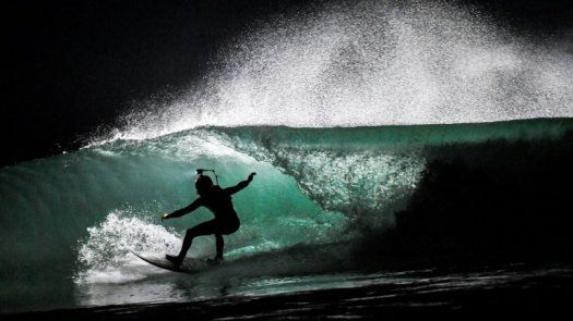 Los surfistas nocturnos que bailan en las bravas olas de la Bretaña