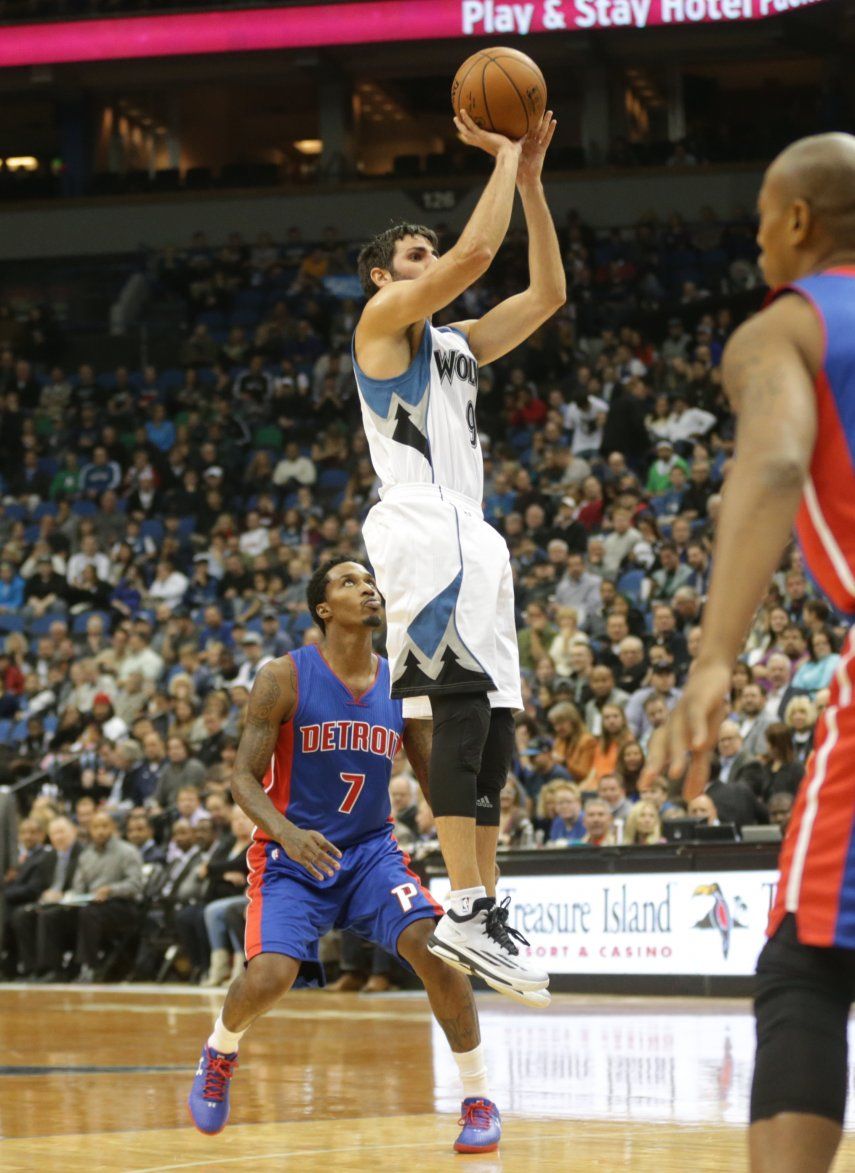 Young y Timberwolves superan 97-91 a Pistons
